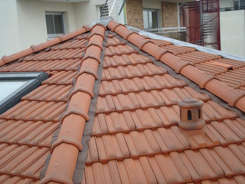 Toiture avec angles et fenêtre de toit 