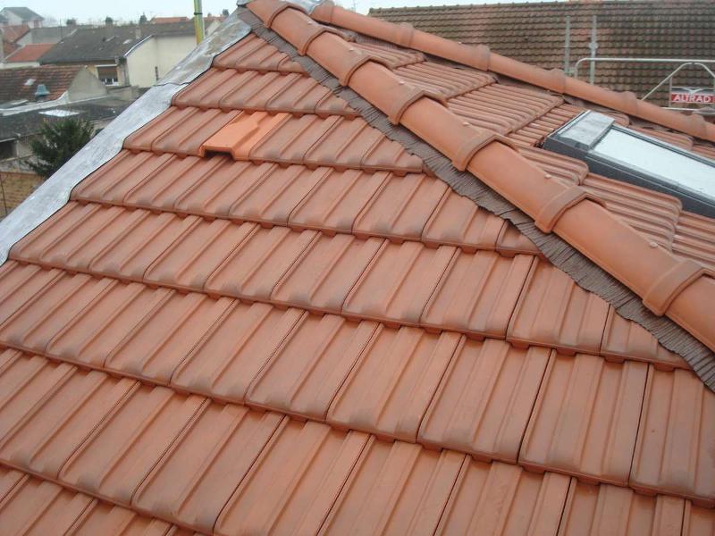 Côté d'une toiture avec une fenêtre de toi