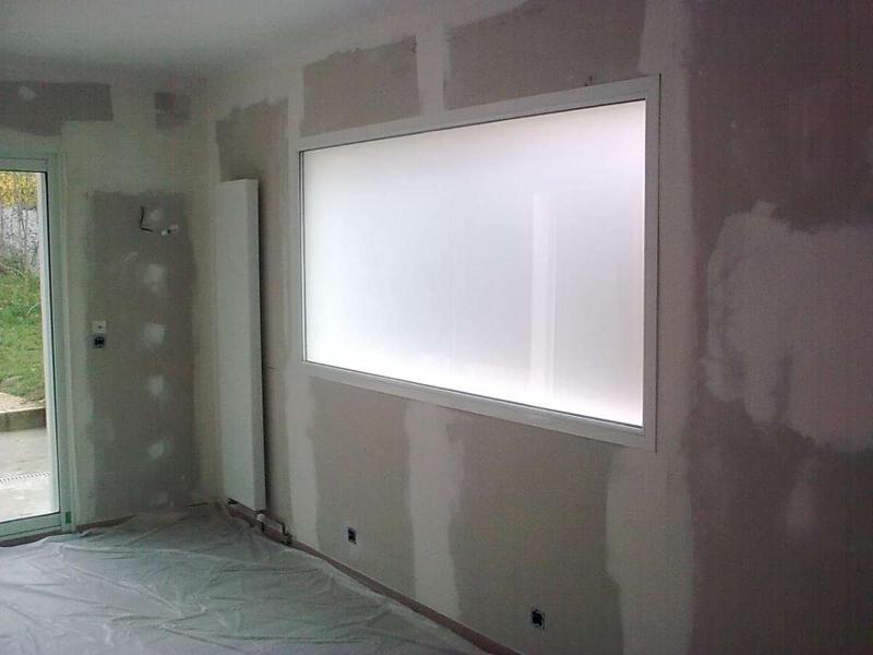 Aménagement intérieur : Pièce en plaques de plâtre avec fenêtre dépolie et porte vitrée.