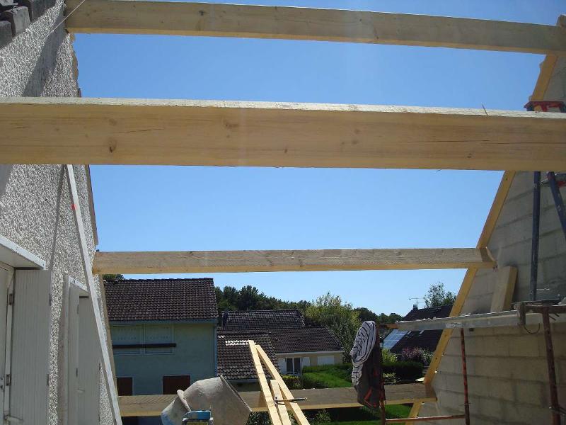 3 poutres pendant un chantier
