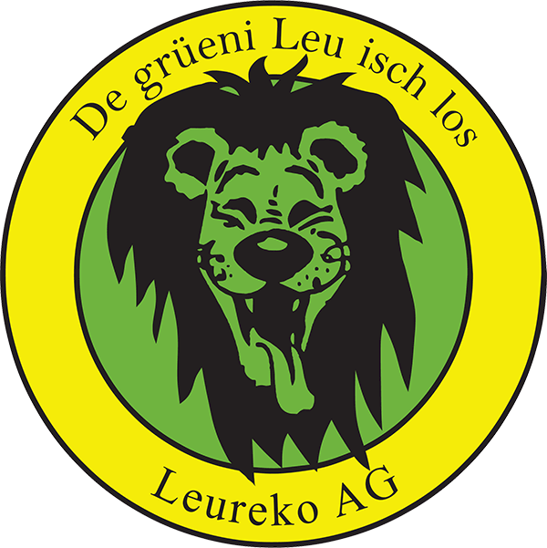 Grünes Löwenmaskottchen mit herausgestreckter Zunge in einem gelben und grünen Kreis, mit dem Text 