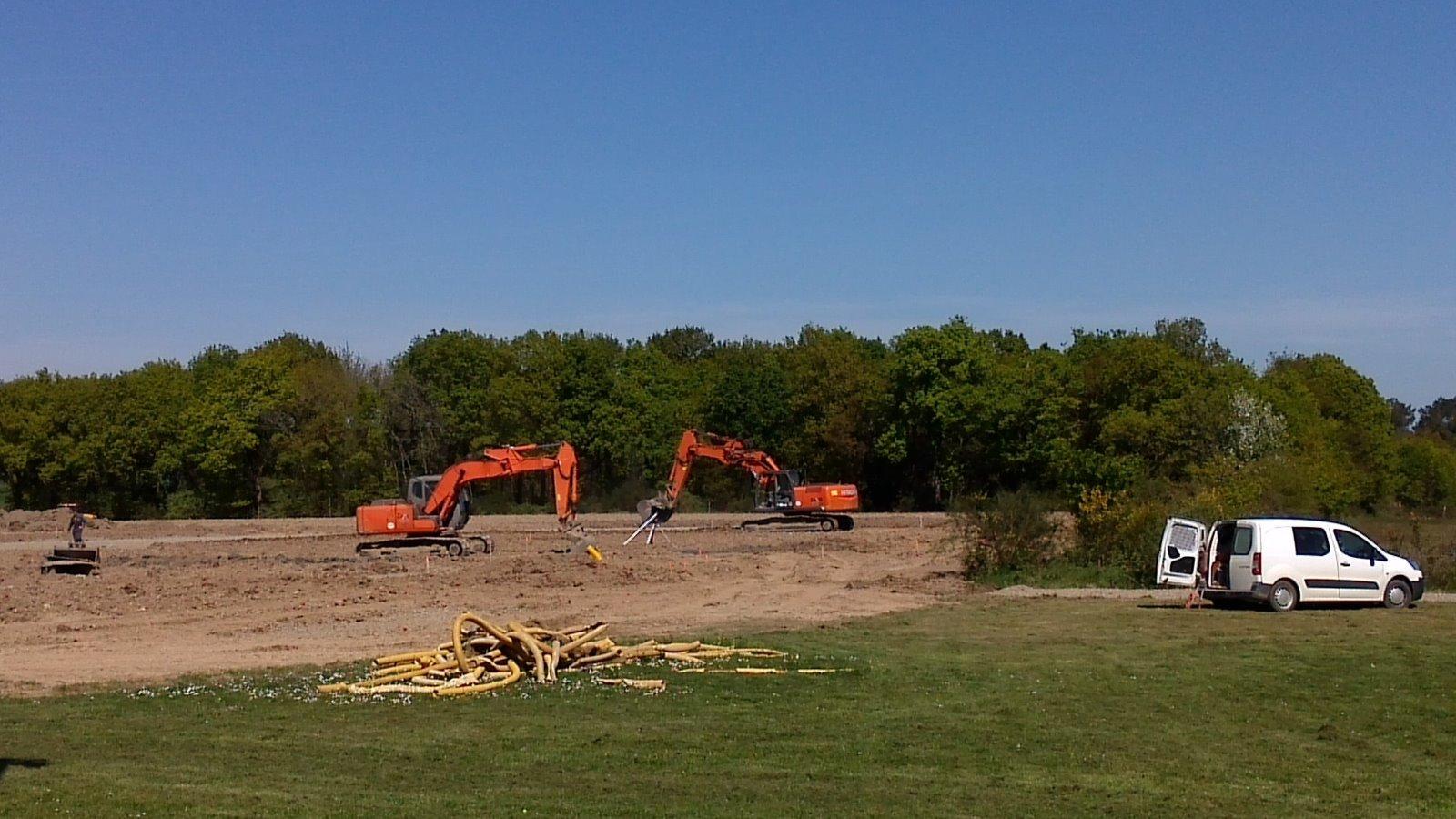 Terrain en terrassement et pelles sur chenilles