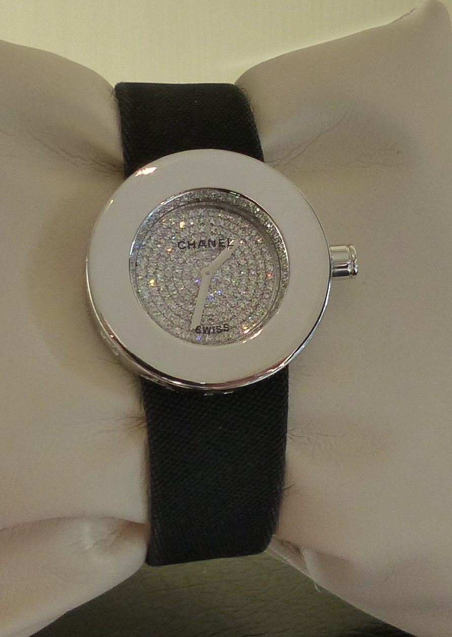 Montre ronde Chanel, or blanc et diamants