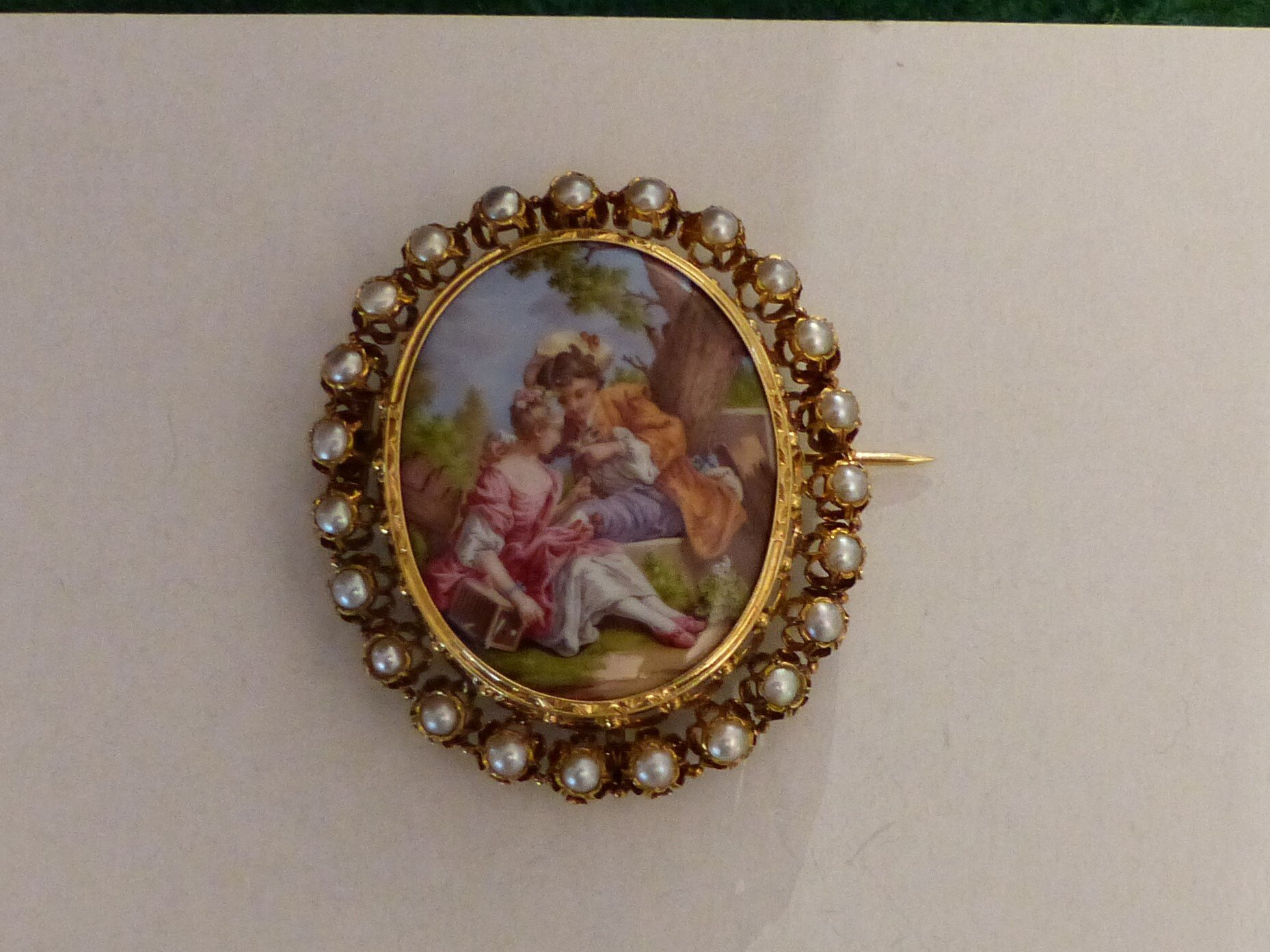 Broche ancienne en émail