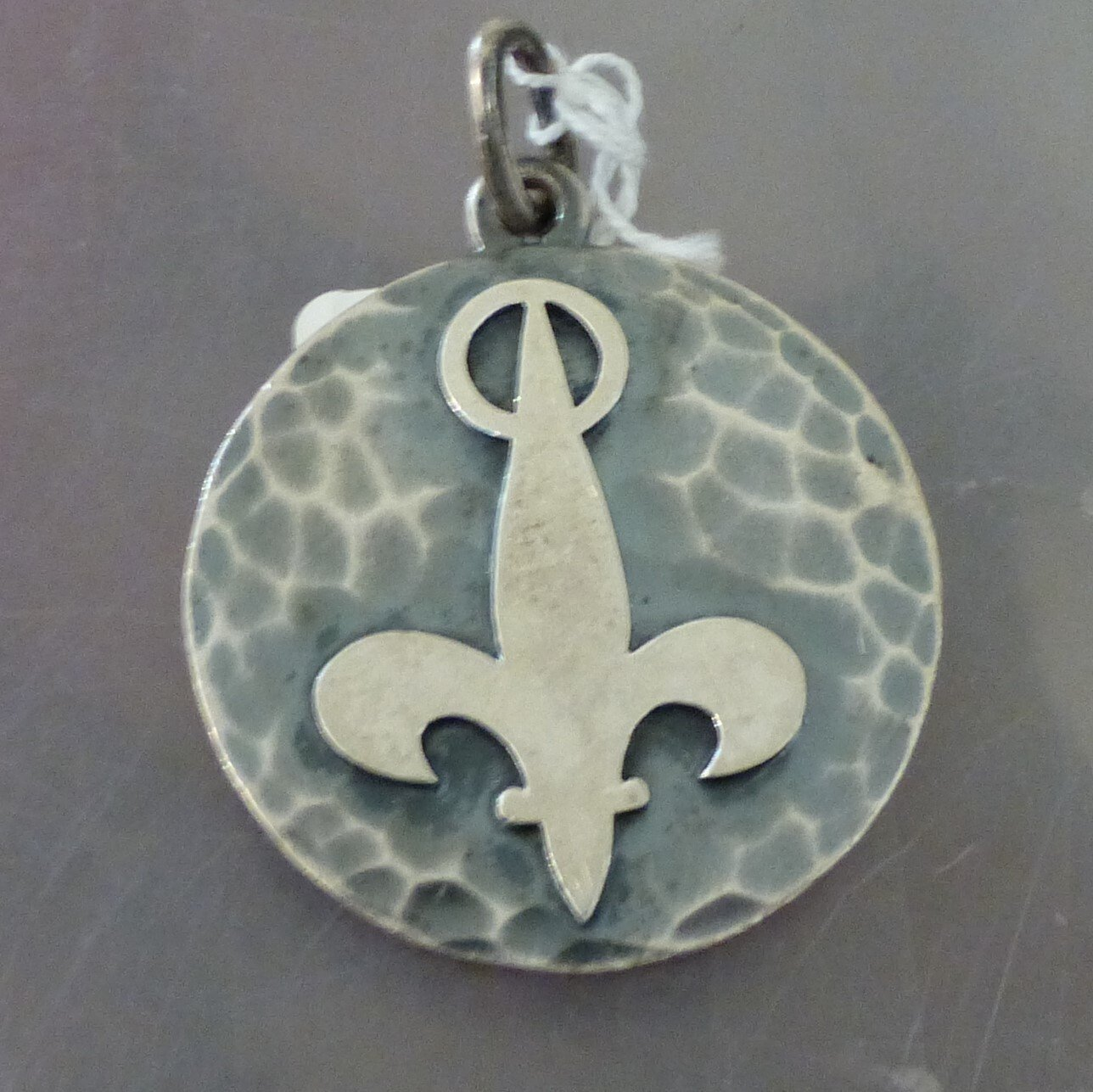 Pendentif moderniste zodiacal, bélier, métal argenté. 