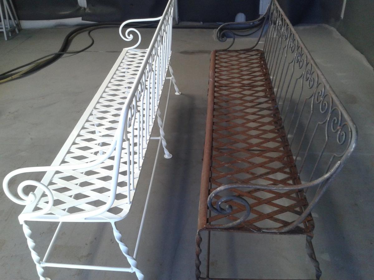 Un banc peint en blanc restauré et un vieux banc métallique rouillé.