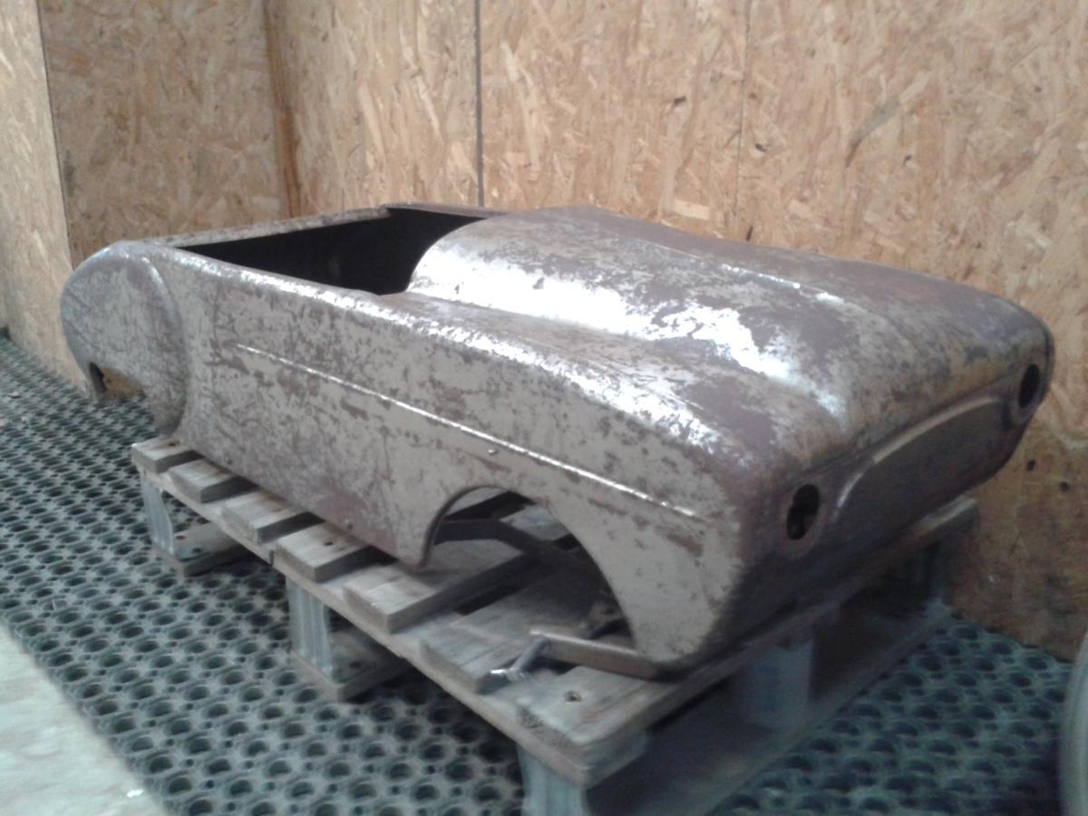 Vieille pièce métallique sur un support.