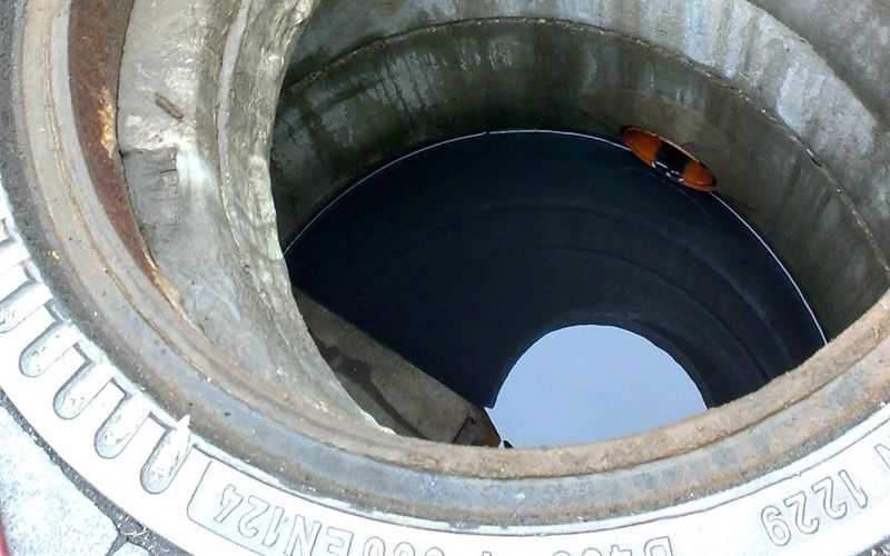 Ein Kanaldeckel mit der Nummer 1222 darauf