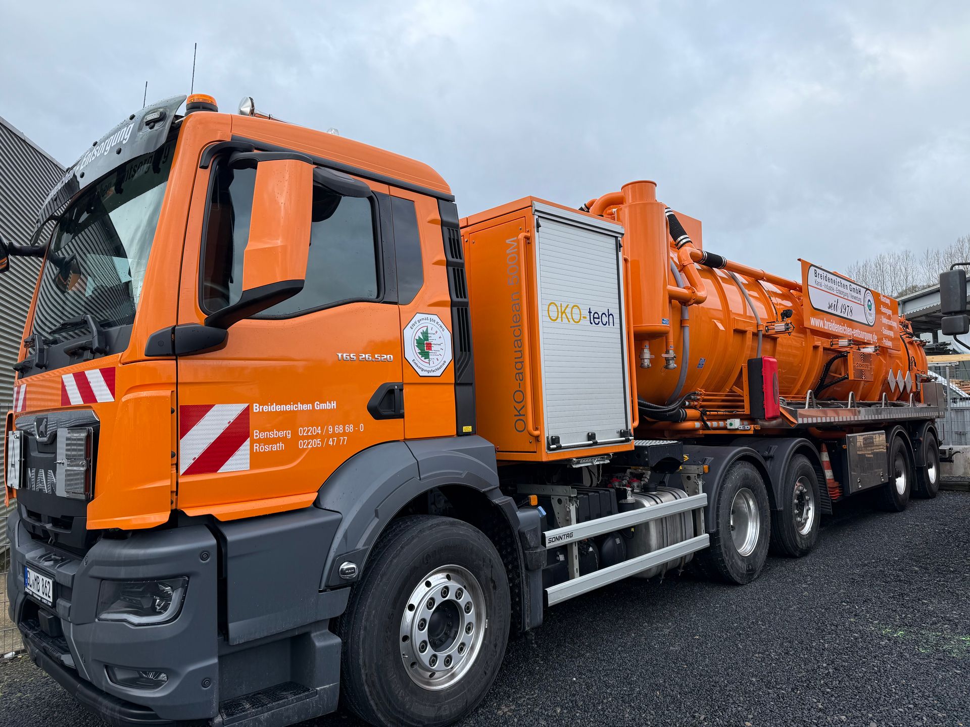 Ein Kanaldeckel mit der Nummer 1222 darauf