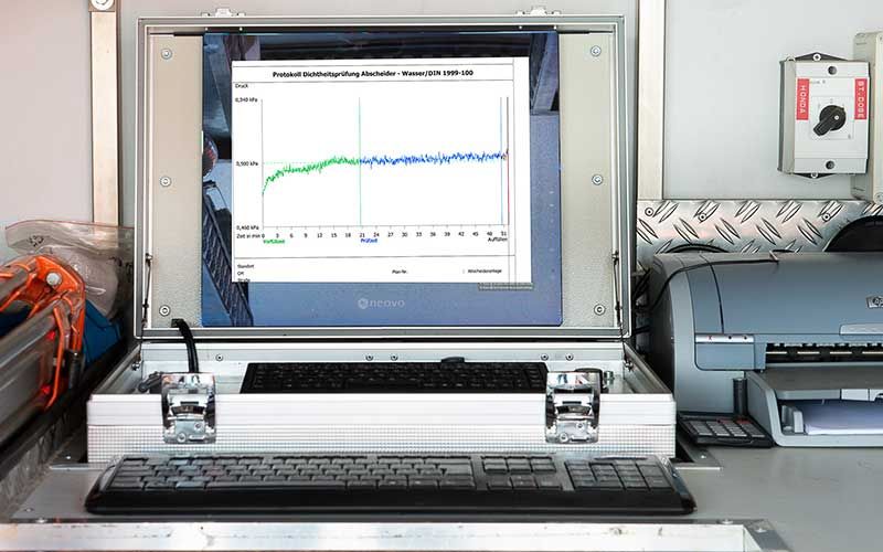 Ein Laptop in einer Hülle mit einer Grafik auf dem Bildschirm