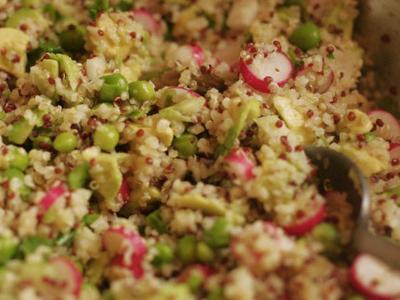 SALADE PRINTANIÈRE AUX LÉGUMES CROQUANTS, TRIO DE QUINOA ET BLÉ