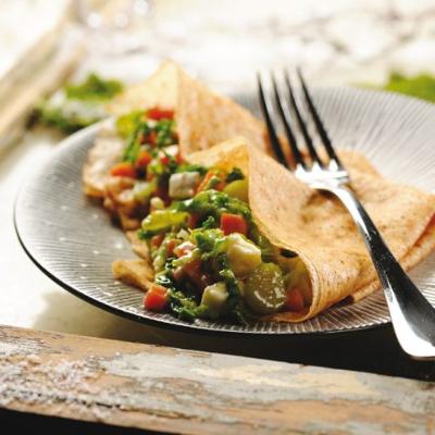 CRÊPES RIZ-SARRASIN ET LÉGUMES, SAUCE ROQUEFORT