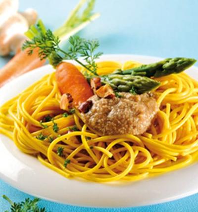 NIDS DE SPAGHETTIS À LA CRÈME DE CHAMPIGNONS ET AUX PETITS LÉGUMES