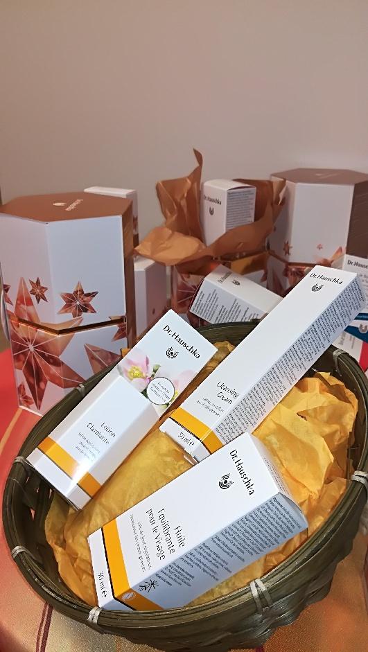 COFFERT CADEAU DE PRODUITS DE LA GAMME DR. HAUSCHKA, UNE MARQUE AVANT-GARDISTE DE COSMÉTIQUES NATURELLES ET BIOLOGIQUES