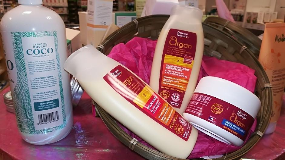 COFFRET CADEAU DE CHEZ DOUCE NATURE, QUI PROPOSE DES PRODUITS NATURELS D'HYGIÈNE ET DE SOINS QUOTIDIENS AUX FORMULATIONS RÉALISÉES DANS LE SOUCI DE PRÉSERVATION MAXIMALE DE LA NATURE.