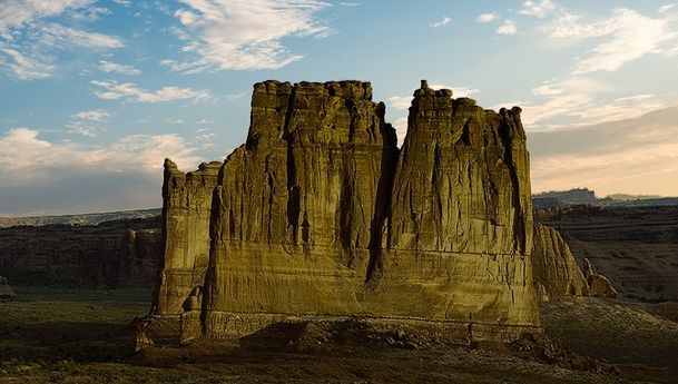 Una gran formación rocosa en medio de un desierto.