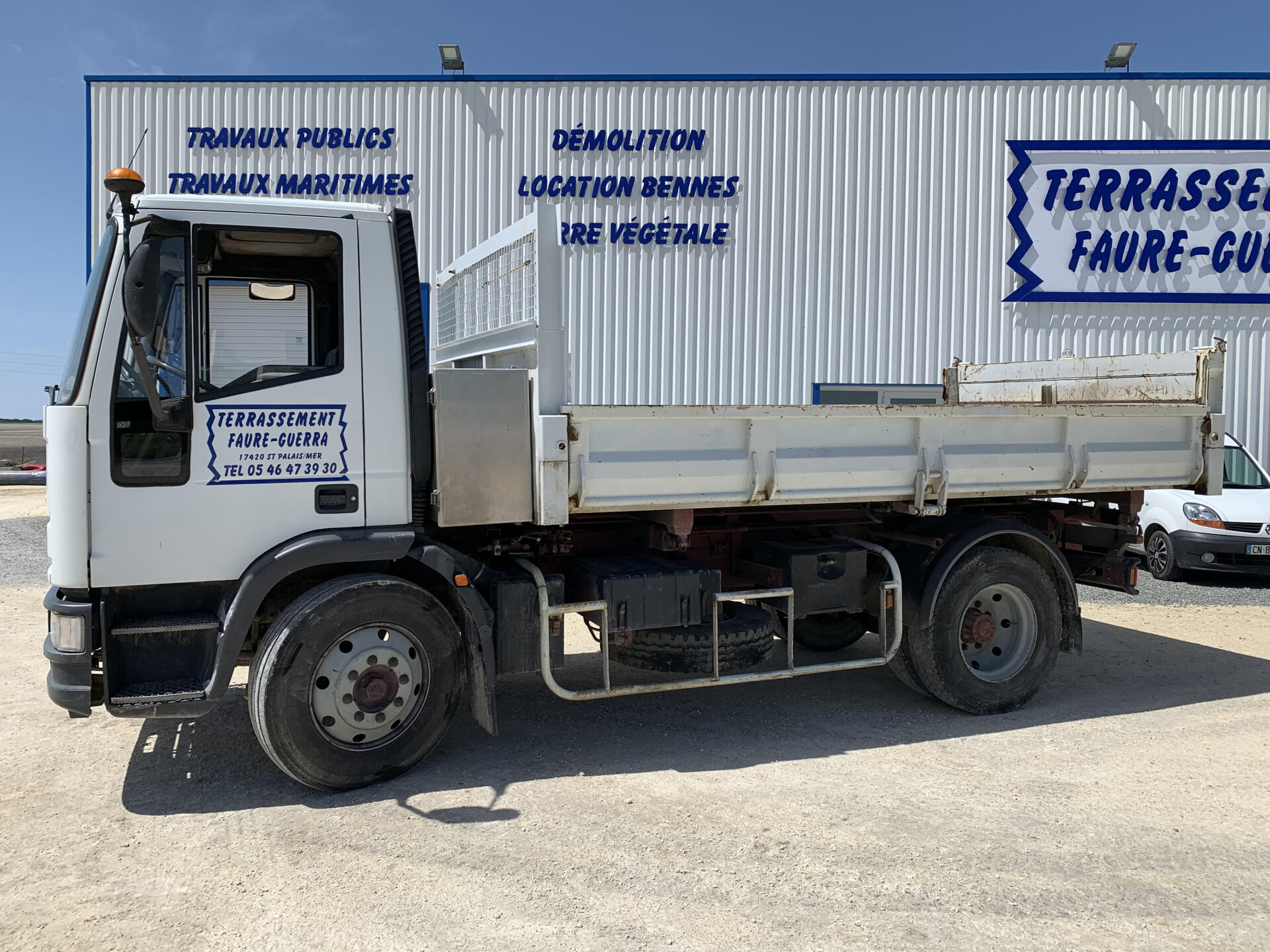 Les véhicules de votre entreprise de terrassement située à Royan