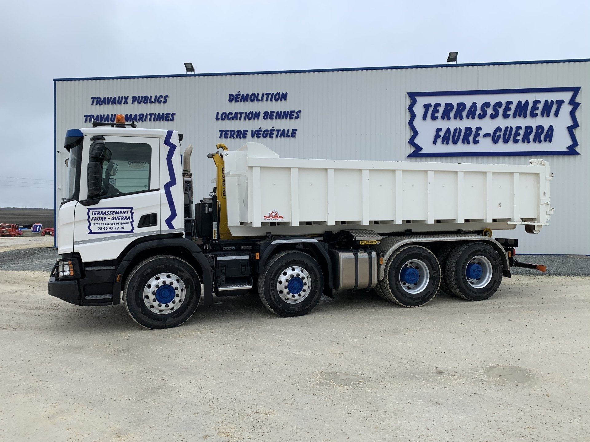 Les véhicules de votre entreprise de terrassement située à Royan