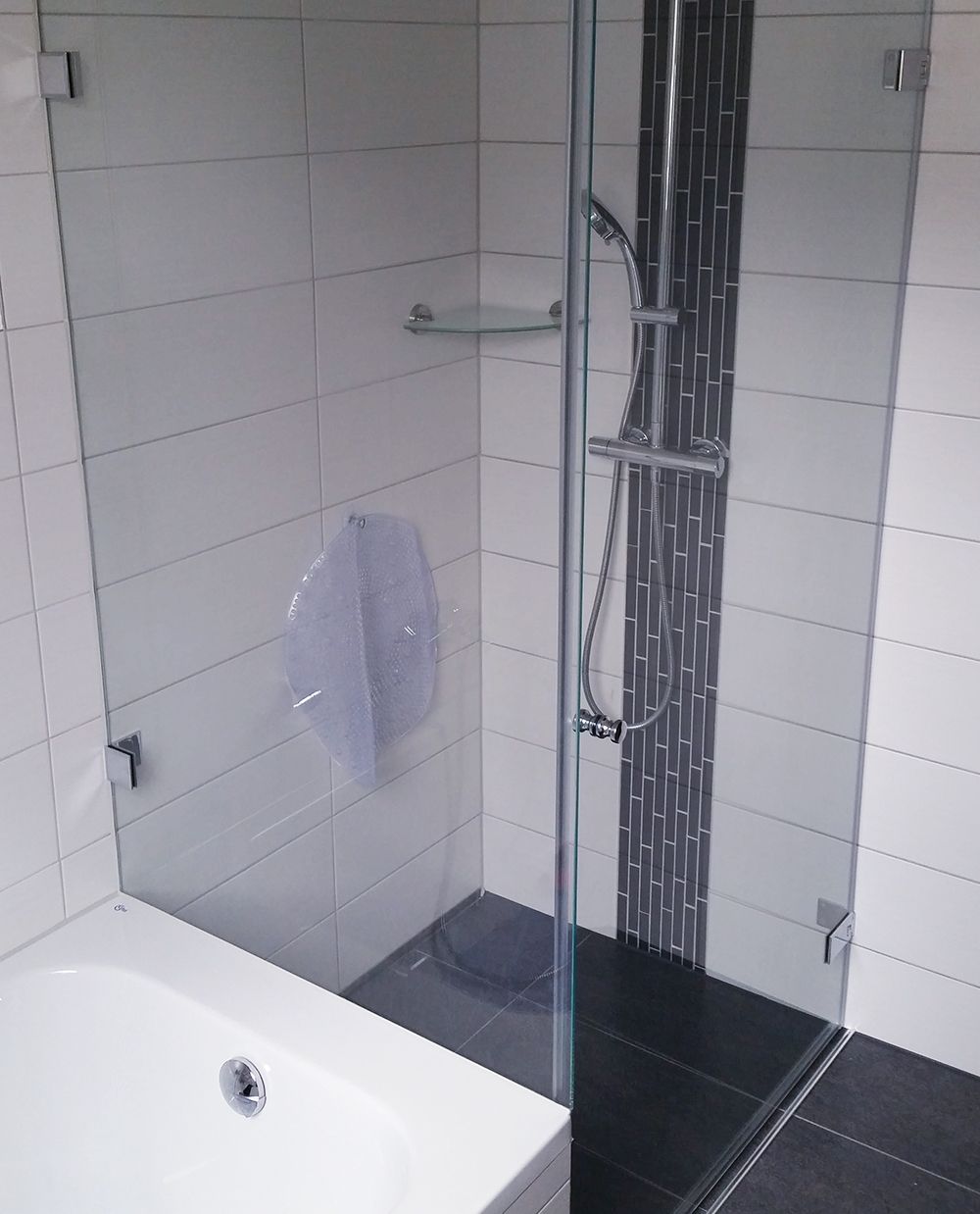 ein Badezimmer mit einer Dusche und einer Badewanne