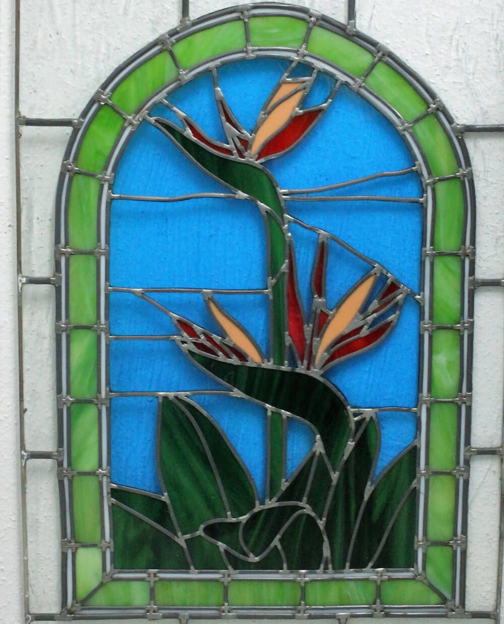 ein Buntglasfenster mit einer Blume darauf