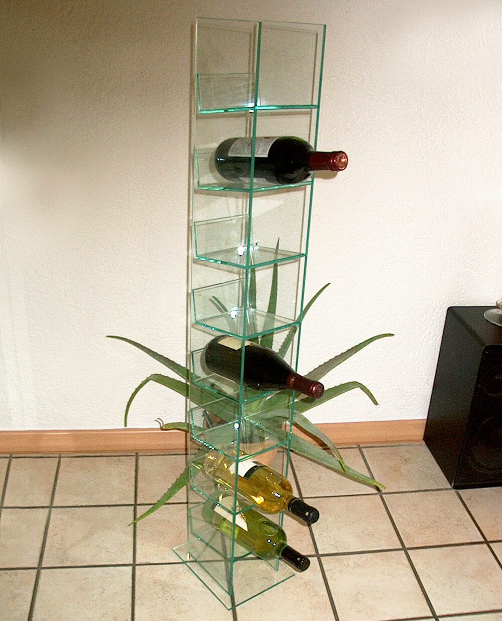 Flaschen Wein stehen auf einem Glasregal