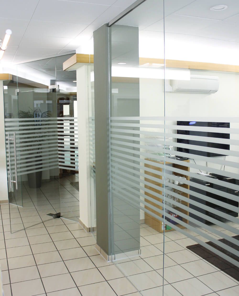 ein Raum mit Glastüren und einem Fernseher