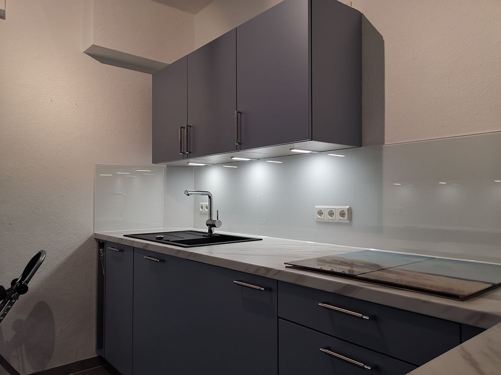 eine Küche mit einem Waschbecken und einem Herd