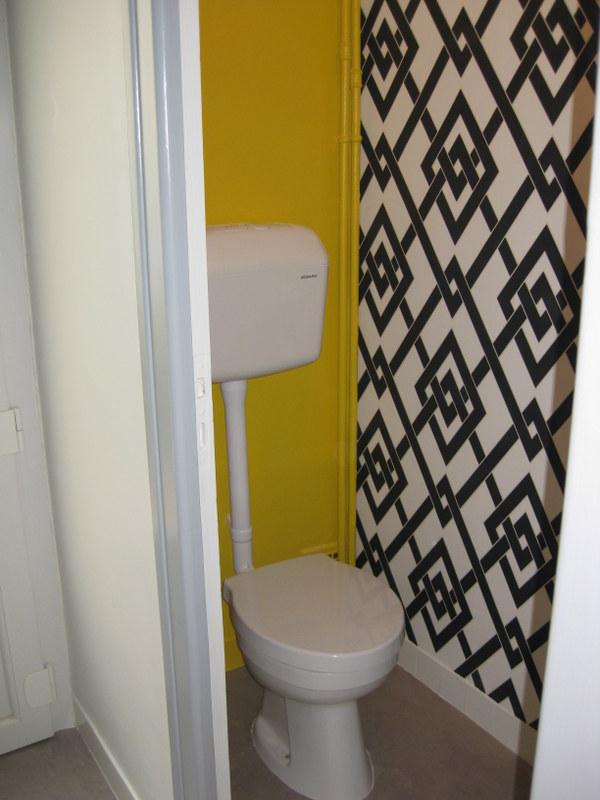 Peinture dans les toilettes