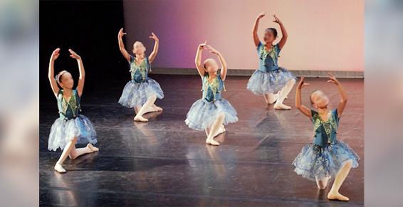 Danseuses exécutant un port de bras