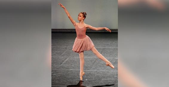 Élève exécutant un port de bras élégant