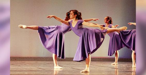 Danseuses adultes en costume de scène mauve