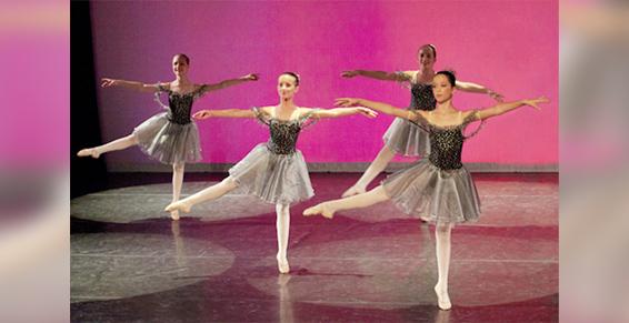 Danseuses adultes en costume de scène noir