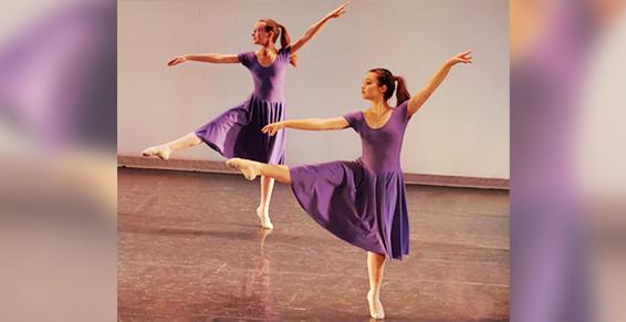 Élèves adultes exécutant un port de bras