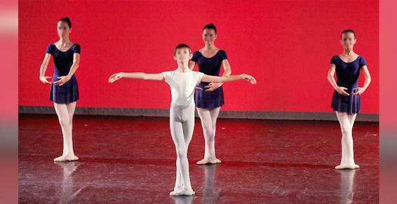 Danseur en troisième position et danseuses en première position