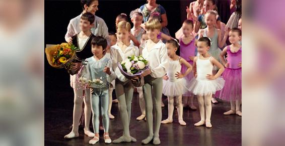 Danseurs en costume lors d’un final de spectacle