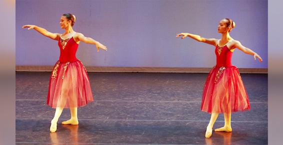 Duo de danseuses en port de bras synchronisé