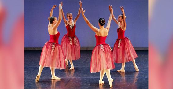 Danseuses adultes en costume de scène