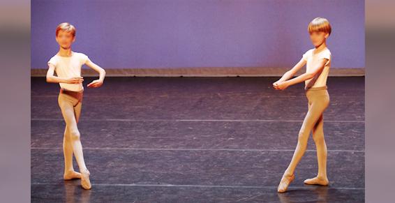 Duo de danseurs en synchronisation parfaite