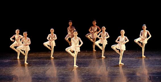 Groupe de jeunes danseuses sur scène