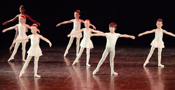Groupe de jeunes élèves sur scène