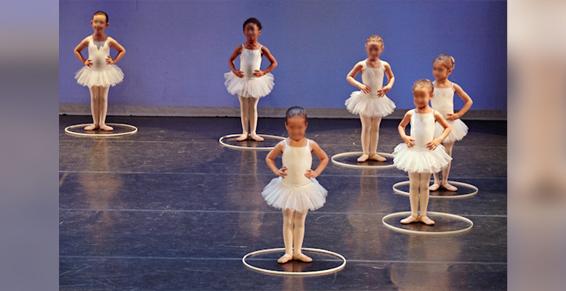 Petites danseuses en tutu blanc
