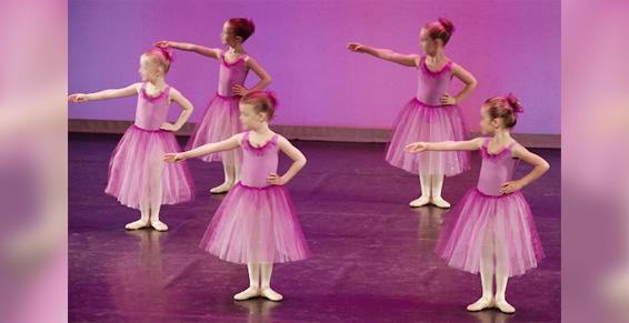 Enfants en costume de scène coloré