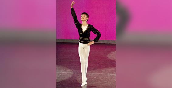 Danseur en équilibre sur demi-pointe et port de bras élégant