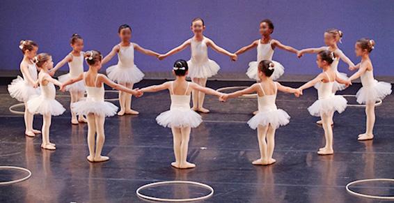 Enfants en tutu sur scène pendant une chorégraphie