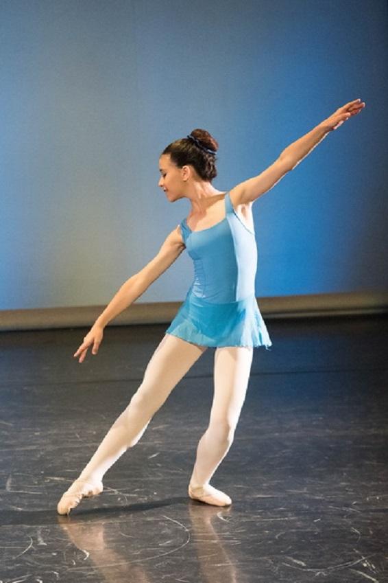 Solo d’une jeune danseuse sur scène