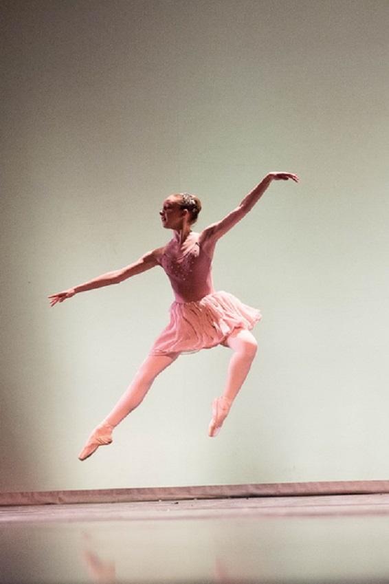 Solo d’une jeune danseuse en arabesque temps levé