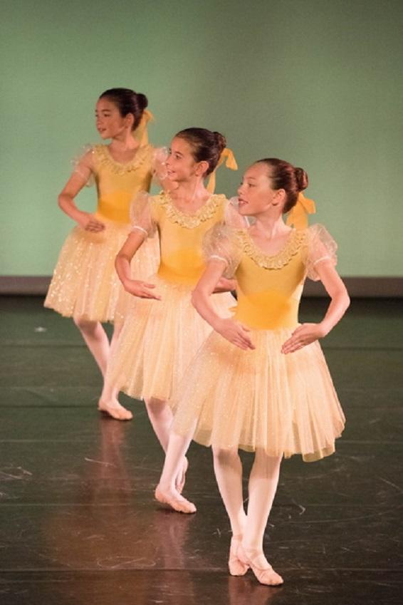 Trio de danseuses en diagonale