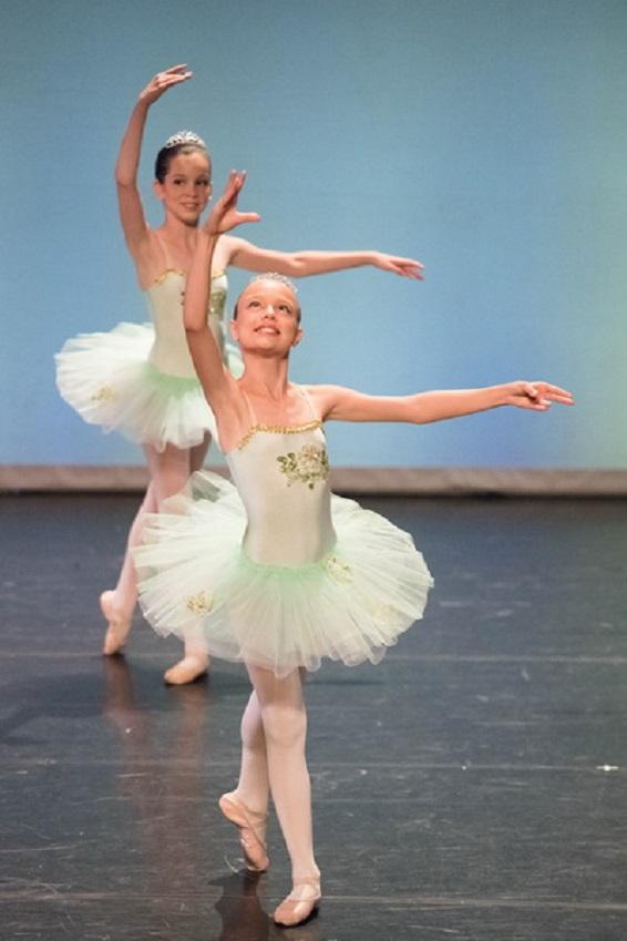 Enfants exécutant un port de bras élégant sur scène