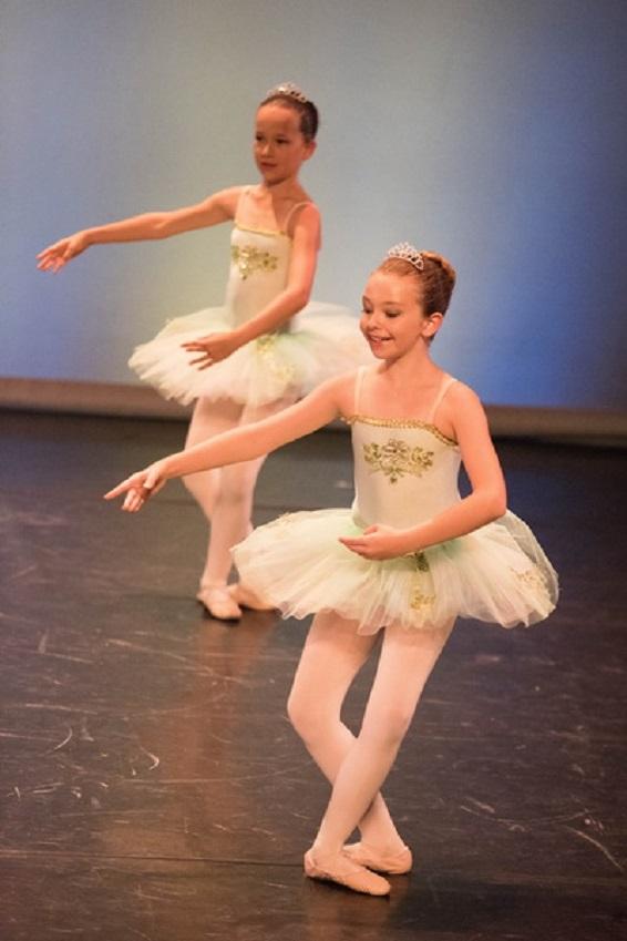 Duo de danseuses enfants en parfaite synchronisation