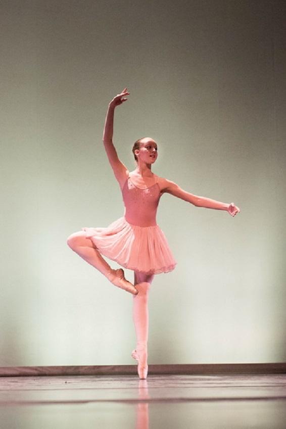 Danseuse exécutant un port de bras élégant